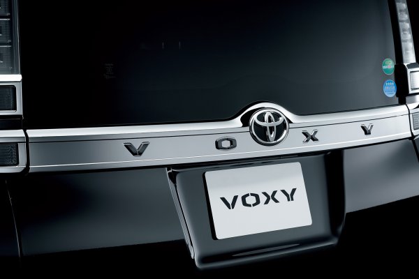 ノアの派生車として登場したヴォクシー。新型では「ヴォクシー（VOXY）」というグレード名として名前は残る見込み