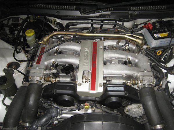 Z32型に搭載されたVG30DETTエンジン。最高出力280ps/6400rpm、最大トルク39.6kgm/3600rpmを発生。この搭載をきっかけに、しばらく日本では280psの自主規制時代が続いた
