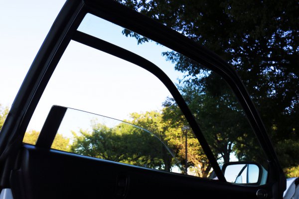 特徴的なフロントサイドのガラス。あえて途中で止めた状態で撮影。日本車において極めて稀な形状だ