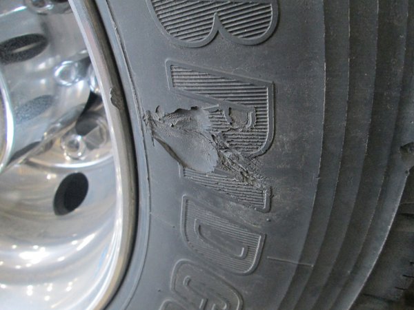 タイヤサイドの傷。えぐった傷は論外。場合によっては擦り傷も部材の強度低下の可能性から台タイヤ不適合になることも……