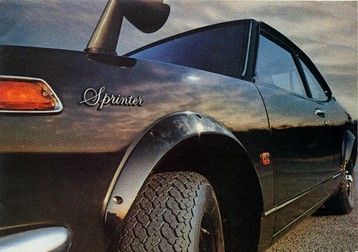 1972年3月にデビューしたTE27型カローラレビン／スプリンタートレノ。175/70HR13サイズのラジアルタイヤにFRP製（1973年4月以降はスチール製）のオーバーフェンダー（トヨタ車初）を装着 