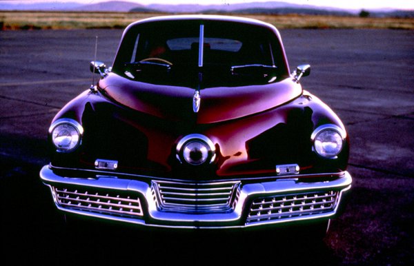 タッカー社を創業したプレストン・トマス・タッカーが自らデザインした『タッカー・トーピード』。わずか50台（原型車を含めて51台とも）が製作された幻の車だ