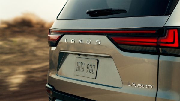 今回、トヨタ（レクサス）から正式に公開された一部写真。「LX600」というエンブレムが見える