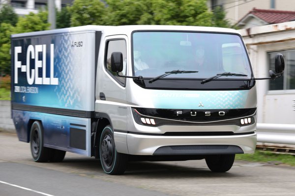 三菱ふそうが昨年発表した燃料電池小型トラック「キャンターF-CELL」