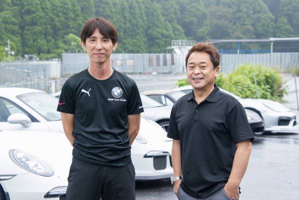 初心者レッスンの講師を務めたレーシングドライバーの東風谷高史さん(左)と木下みつひろさん(右)