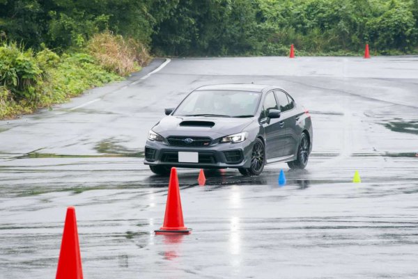 急制動の直後に、ブレーキコントロールでステアリング操作を回復させることで危険を回避する練習。運転に慣れたつもりの私にも学びは多かった