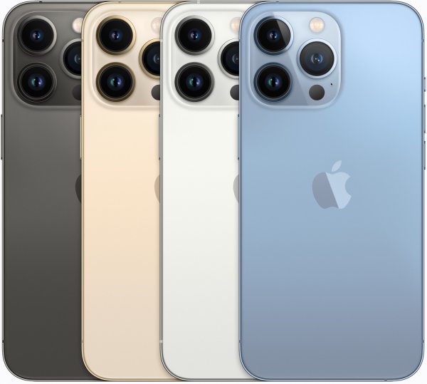 iPhoneのカメラは年々、繊細かつ複雑化。最新の「13Pro」は3つのレンズを備え、デュアル光学式手ブレ補正、センサーシフト光学式手ブレ補正を備える