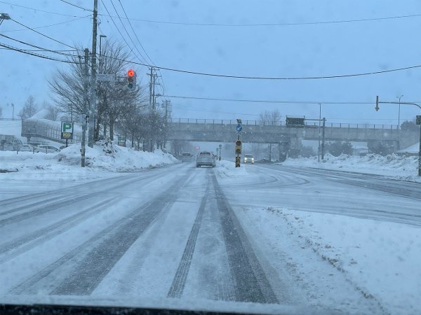 首都圏のドライバーが注意したいのが積雪翌朝の凍結だ。画像は旭川市内の様子だが、雪道に慣れていないと黒い部分が安全に見える。しかし実際はツルツルの凍結路面なのだ