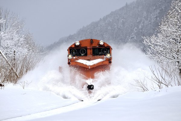 冬の北海道の代名詞「ラッセル車」。豪快に雪をかき分ける姿はまさに北の鉄路の守り人。しかしその雄姿をファインダーで捉えるには過酷な冬の道を行く必要がある（撮影：ウメキ）