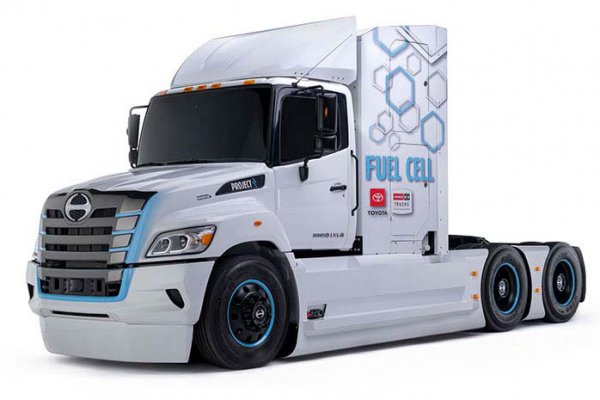 トヨタと日野が北米市場向けに開発している燃料電池大型トラックのプロトタイプ。クラス8のセミトラクタ（6×4駆動）車型だ