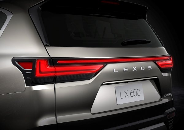 Lのバッジではなく「LEXUS」の5文字のロゴが次世代レクサスであることをさりげなく付く