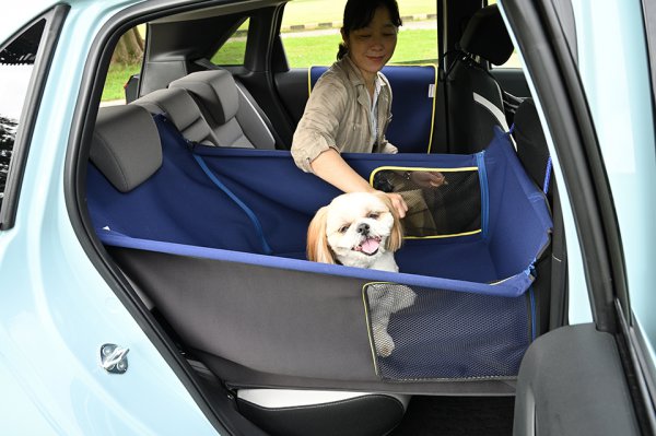 車内にはむき出しの金属部品もあるため、停車中とはいえ愛犬を自由に歩かせるのは考えもの。ペットシートサークルに入れておけば安心。価格：2万5300円