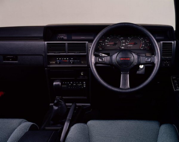 80年代中盤の日産車といえば、ドライバーの前にそびえ立つ角ばったインパネ。「絶壁」とも揶揄され、囲まれ感は強かったが走りのイメージではなかった