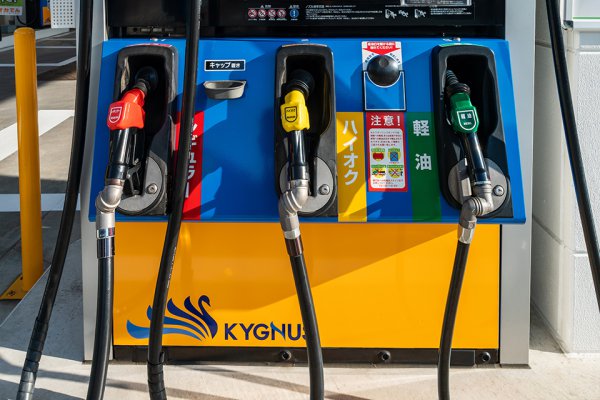 高止まりが続くと見られるガソリン価格。どのような状況で価格が下がってくるのだろうか（yu_photo＠AdobeStock）