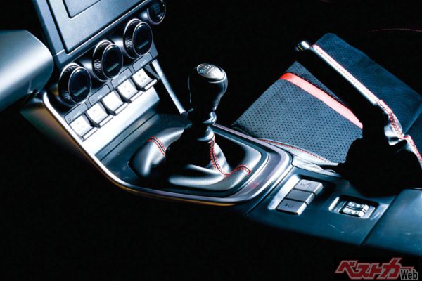 GR86&BRZの6MTはやはり楽しい。クラッチは軽く、シフトチェンジのフィールもいい。電パーが主流になりつつある中、しっかりサイドブレーキも備え、MTファンの期待に応える