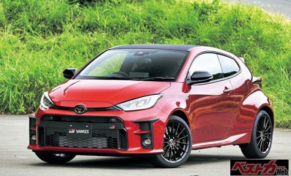 1261㏄直3インタークーラーターボは272ps/37.7kgmを発生する。4WDは新開発の電子制御多板クラッチを用いたアクティブトルクスプリット式でノーマル(前輪40:後輪60)/スポーツ(前30輪:後輪70)/トラック(前輪50:後輪50)を選択可能。またコーナー立ち上がりのトラクションを確保するフロント、リアデフにトルセンLSDを設定