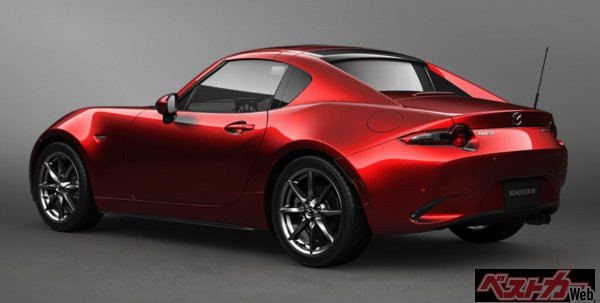 ロードスターRF。184ps/20.9kgmを発生する2L、直4エンジンを搭載。軽快さでは1.5Lを搭載するソフトトップに譲るが、ゆったりと落ち着いた乗り味でMTを操るのも魅力的だ