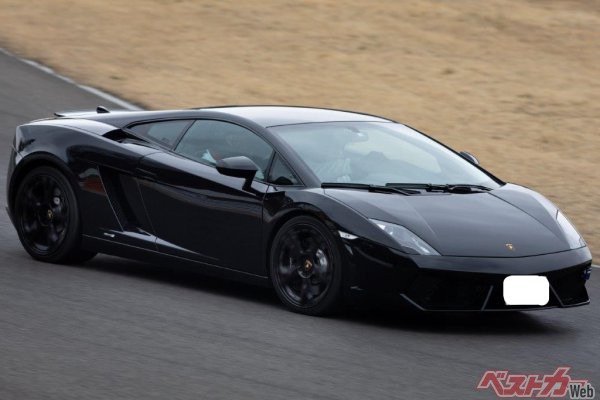 ここではフェラーリとランボルギーニを好んで所有するオーナーの属性に焦点をあて、長年、スーパーカーオーナーに接してきた筆者ならではの主観で綴られる