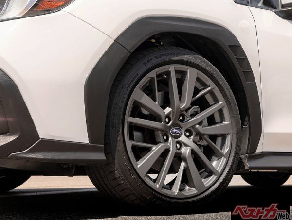 新型WRXの樹脂パーツには、ヘキサゴンパターンの「空力テクチャー」が備わっている。ぱっと見はわからないが、空気の流れを整え、操縦安定性を向上させる効果が期待できる