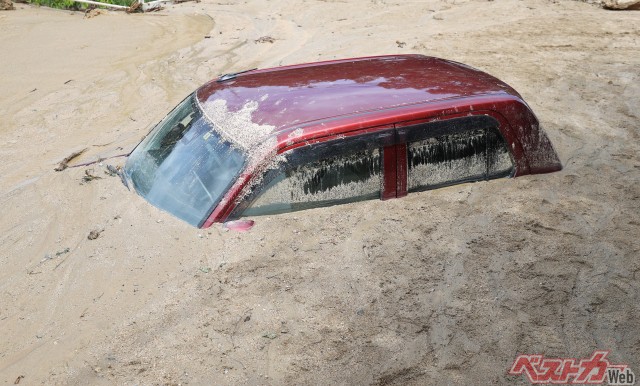 もはや東京でも起こりうる 誰もが知っておくべき水没カーの心得と対処 自動車情報誌 ベストカー もはや東京でも起こりうる 誰もが知っておくべき水没カーの心得と対処 自動車情報誌 ベストカー