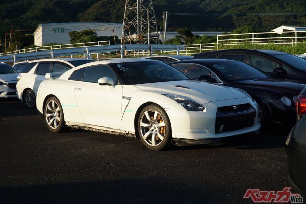 タウでは台風や線状降水帯が発生するたびに、予測を立てて水害車用の臨時モータープールを確保している。写真は水害車用の臨時プールに保管される水没被害にあったGT-R