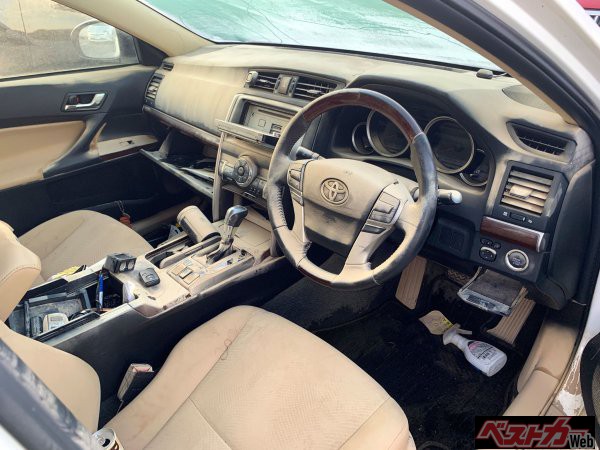 小沢氏が佐賀で見た冠水被害に遭ったトヨタマークX。屋根まで浸かって車内がボロボロでも買い取り額は15万~20万円ついた