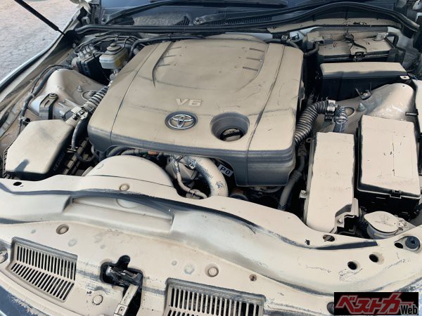 小沢氏が佐賀で見た冠水被害に遭ったトヨタマークXのエンジンルーム。シリンダー内に水が入った状態でセルを回すと損傷を深めてしまう場合が多いため、少しでも冠水したらエンジンはかけずに業者に任せたほうがいい