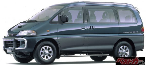 1994年に登場したデリカスペースギア、パジェロをベースにした4WDのミニバンで、ミニバンらしからぬ悪路走破性が魅力