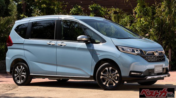 2019年10月のマイナーチェンジ時に追加設定されたフリードクロスター。フロントグリルとバンパー、アンダーガード、サイドシルガーニッシュ、リアロアスポイラー、ルーフレール、専用アルミなど標準モデルのフリードとは異なる専用エクステリアが与えられているが、よくある樹脂製のホイールアーチはなく、最低地上高は標準モデルと変わらない