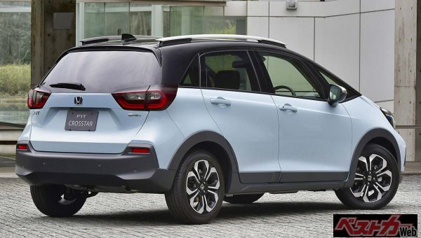 ルーフレールはメーカーオプション。グリルレスの他グレードに対して力強く豪華に見える