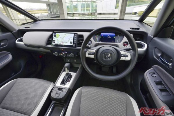 インテリアのデザインは基本的に5タイプ同じだが、クロスターはアクティブに使われるケースを想定して撥水素材を採用