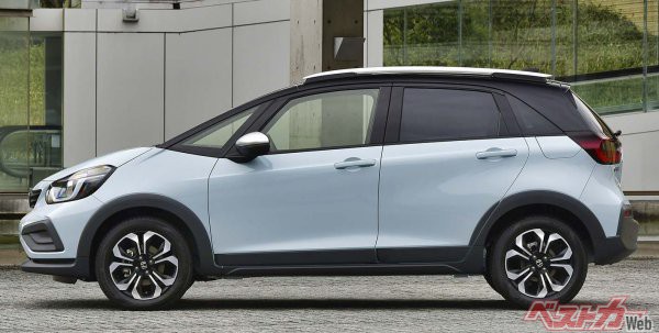 FF系の最低地上高は標準よりも25mm高い160mmとなっている。ホイールサイズも標準が15インチに対してクロスターは16インチとなる