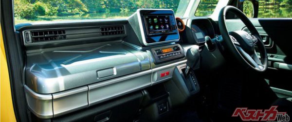 スペーシアギアのインパネ。ツールボックスをイメージしたインパネアッパーボックスなど、道具類に囲まれたガレージのような空間が、遊び心を感じさせる