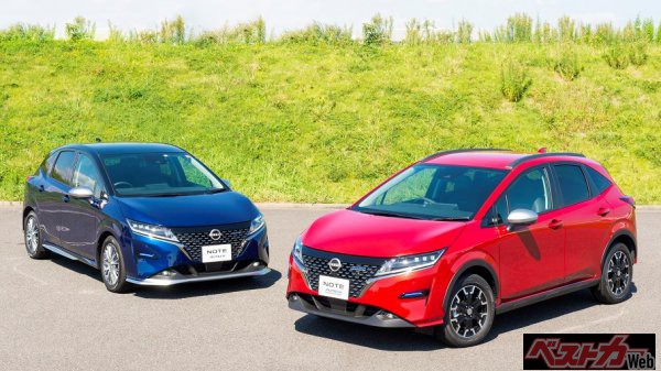 ノートオーテック(左)に対して25mm車高をアップしたノートオーテッククロスオーバー(右)。軽めのアウトドア生活を送るライフスタイルには、こういった仕様がピッタリ。と筆者