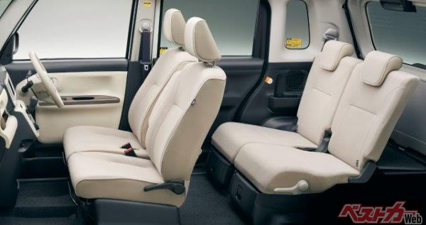 ムーヴキャンバスは、後席スライドドアと後席の下に収納棚の組み合わせにより、荷物を積み込むまでの動作を最小限に抑えられるレイアウトになっている