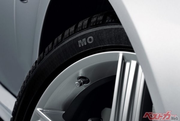 メルセデスベンツの純正タイヤ。写真のように「MO」と刻まれていることが、同社が認証したOEタイヤであることを示している