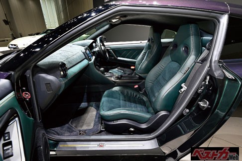 シックなグリーンのインテリア。ドアトリムも同色