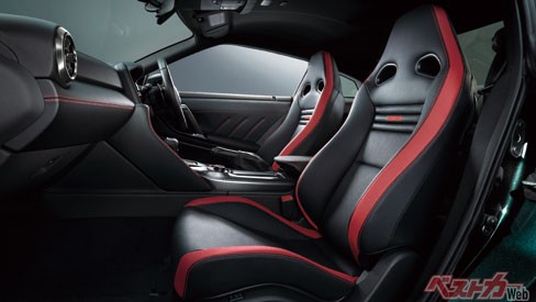 TRACKエディションはベースと同じシートとなる