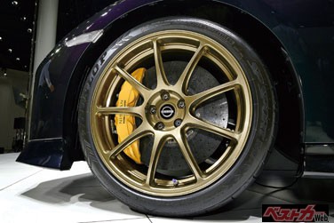 ブロンズカラーのNISMOと同じ鍛造ホイール(TRACKエディションはブラック)&カーボンセラミックブレーキ