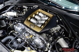 エンジンカバーは専用のゴールド