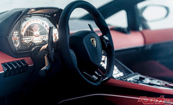 オリジナル・カウンタックのイメージは薄いものの、モダンに仕上げられたコックピットは魅力的。質感も当然、高い