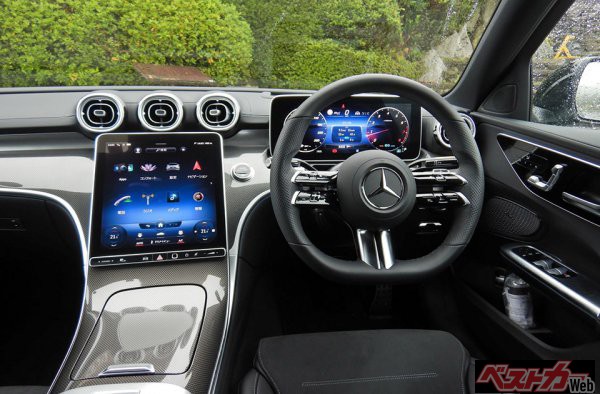 新型Cクラスのインパネデザインでまず気になるのはやはり縦型11.9インチの「メディアディスプレイ」(静電タッチ方式)。使い勝手は上々