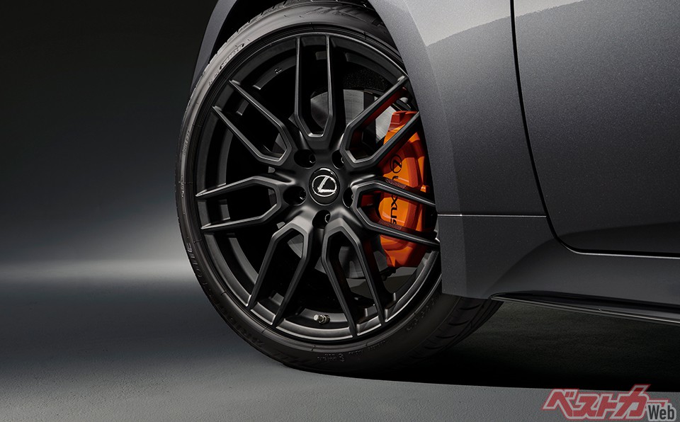 写真はモード・ブラックS。BBS製アルミ鍛造ホイールを履く