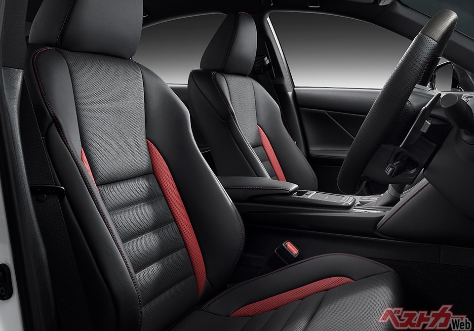 Fスポーツには専用生地やカラーを配したシートが