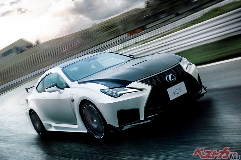 今回の一部改良でマットブラック塗装の10本スポーツ19インチ鍛造アルミホイールも新たに追加している