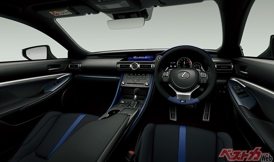 シートやステアリングにブルーのアクセントカラーが足される