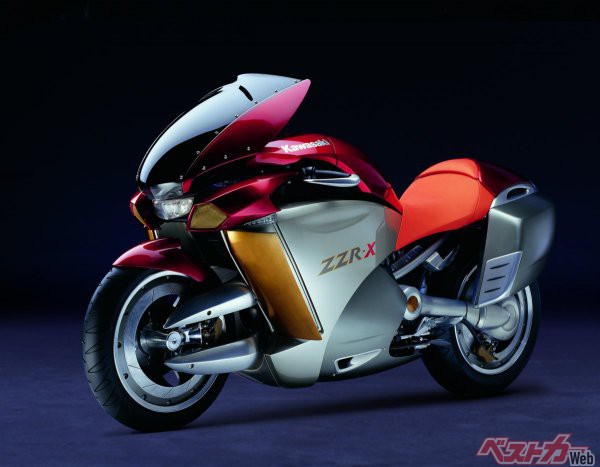 カワサキは2003年の東モでも可変バイクのZZR-Xを公開。スクリーンや整流板、ライディングポジションがモードに応じて変形する