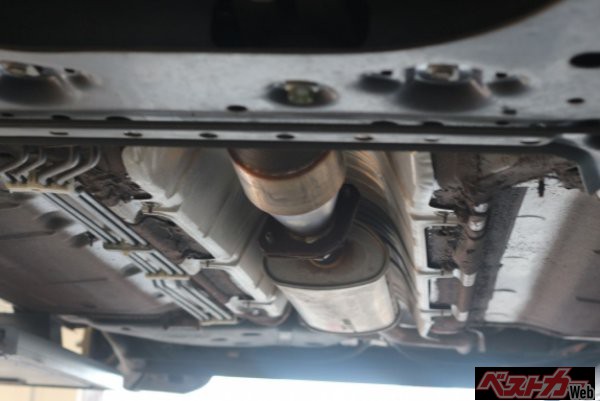 車両の床下に配置される排気系には、通常排ガスを低減する触媒(図手前)と、排気音を低減するマフラー(図後方)が装着されている。(PHOTO:写真AC_ sutitti)