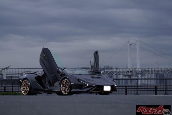 ランボルギーニ シアンロードスター。イベントで展示されているようなショーカーがそのまま公道に出てきたかのようなディティールだ