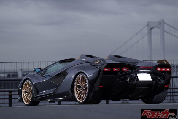 ランボルギーニ本社のチェントロスティーレデザインセンターで生み出されたシアン。本車をベースとして開発中の新型カウンタックを待つまでもなく「カウンタックオマージュデザイン」だという